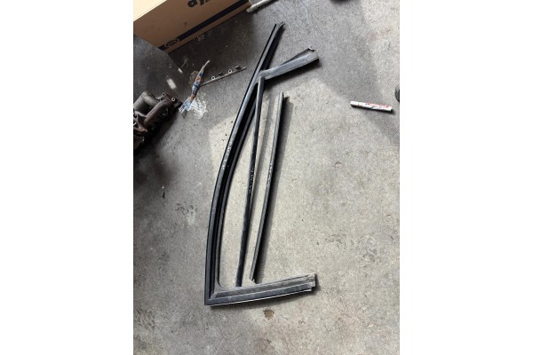 Megane-2 Sağ Ön Kapı Fitil Takımı Megane-2 Sağ Ön Kapı Fitil Takımı