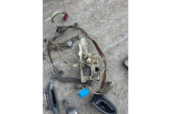 Clio-2 Sağ Ön Kapı Kilidi